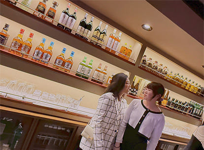 スタッフと店内の写真