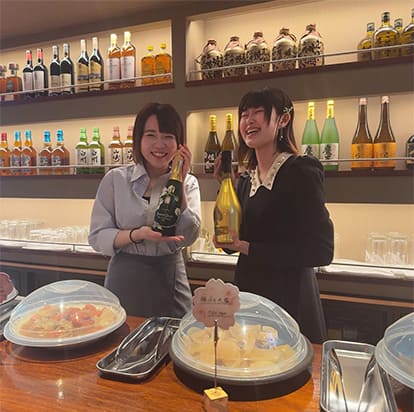 スタッフと店内の写真